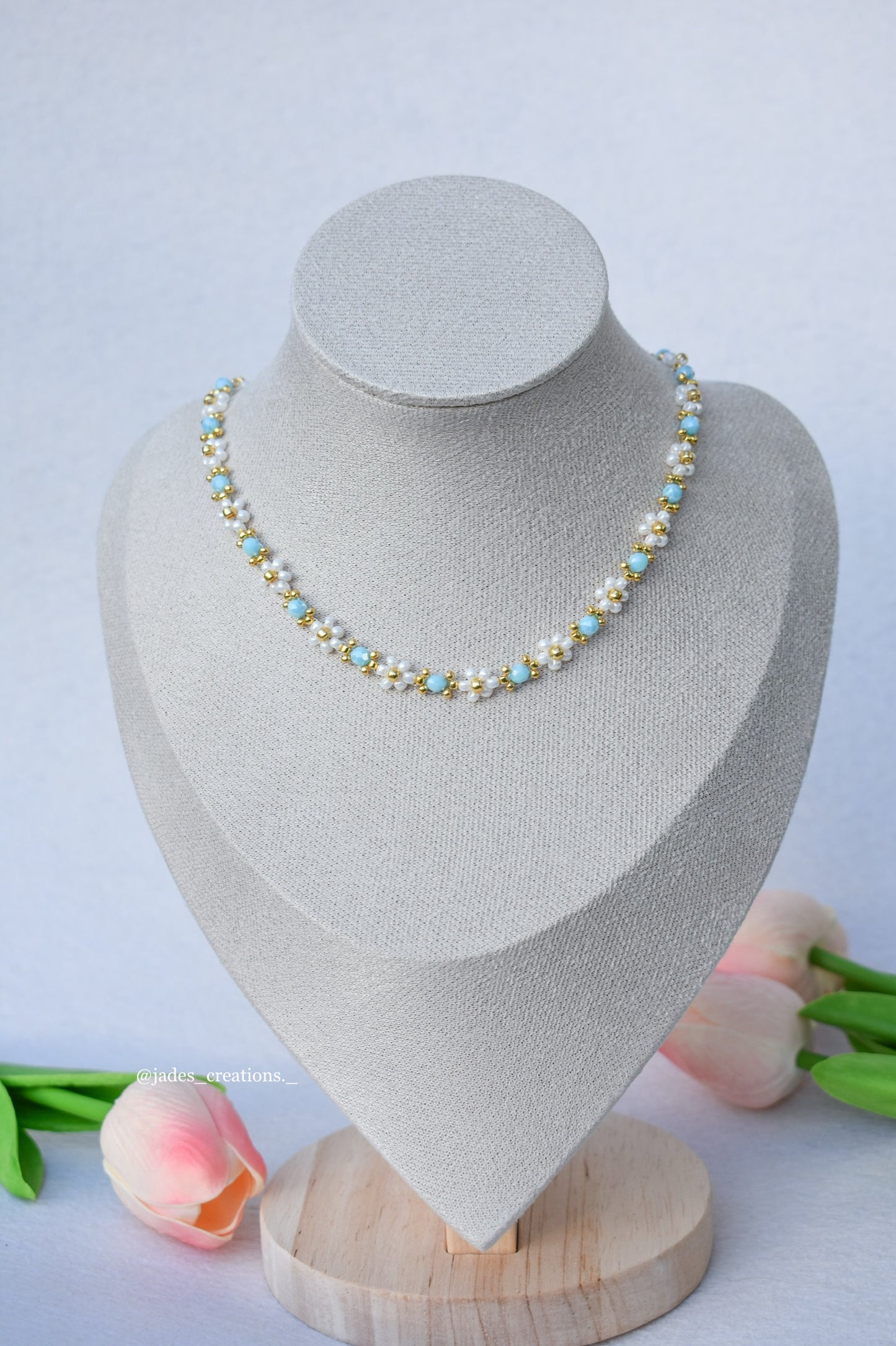 Collana Margherite girocollo con perline azzurre