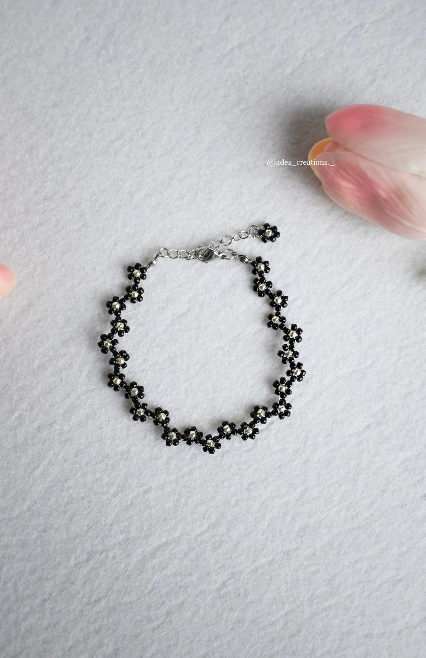 Bracciale floreale nero argentato