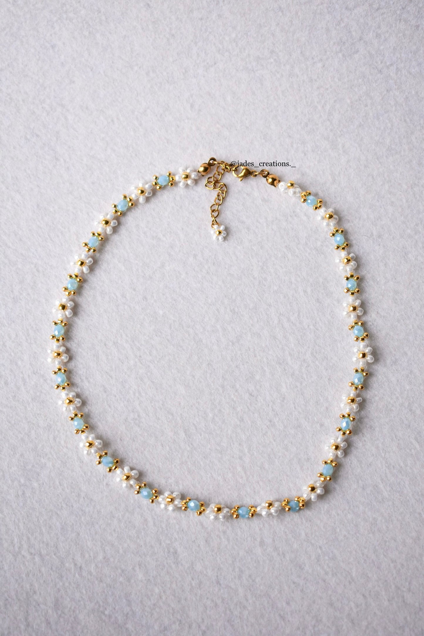 Collana Margherite girocollo con perline azzurre opache