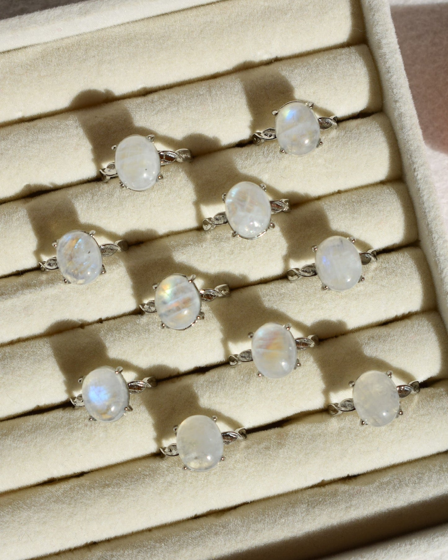 Anello con pietra di Luna