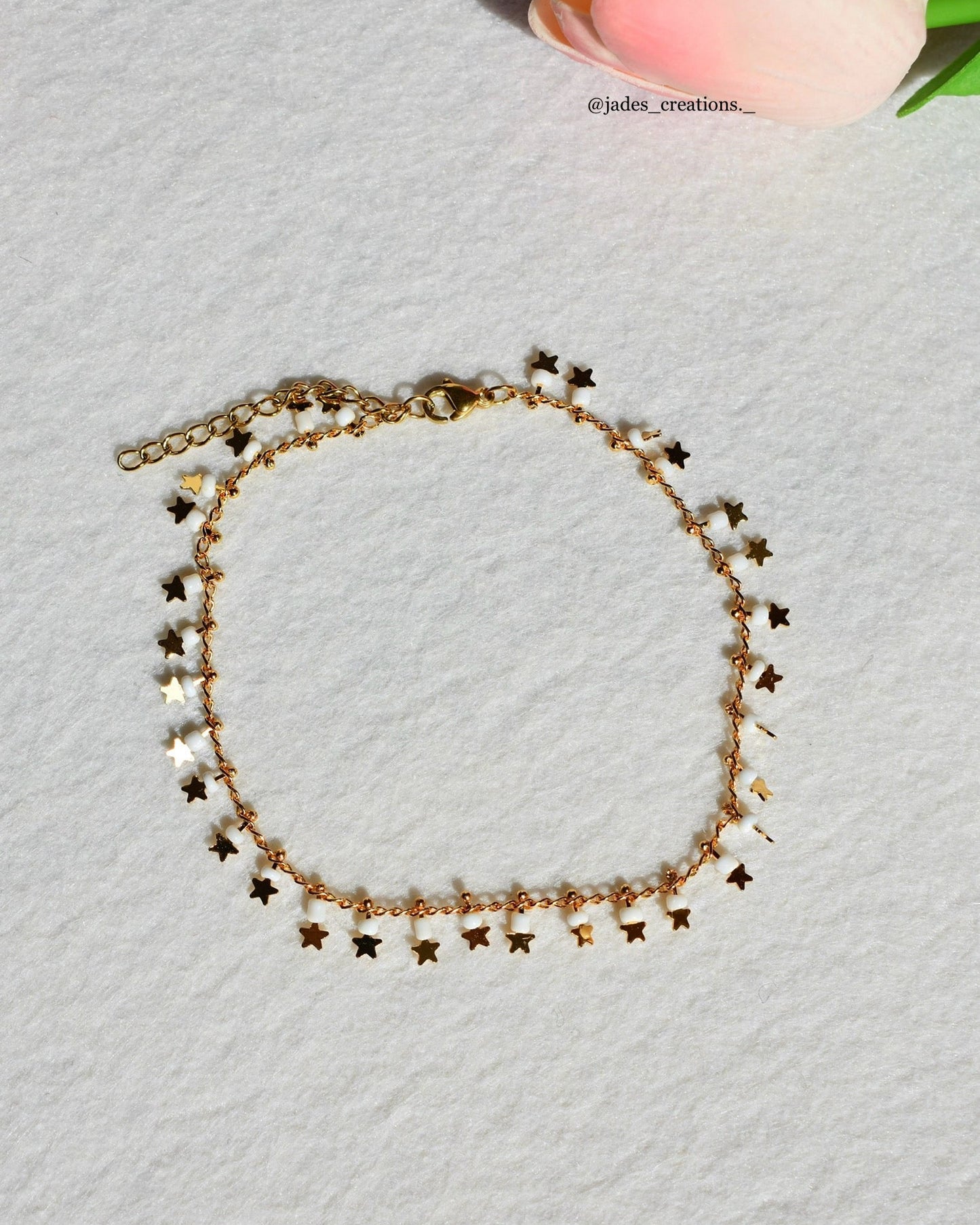 Cavigliera con stelline e perline bianche