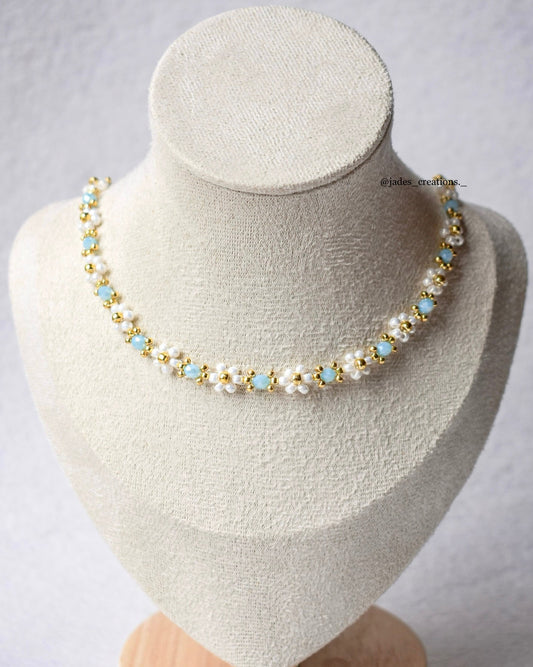 Collana Margherite girocollo con perline azzurre opache