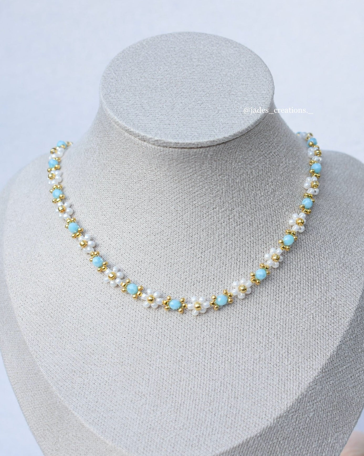 Collana Margherite girocollo con perline azzurre