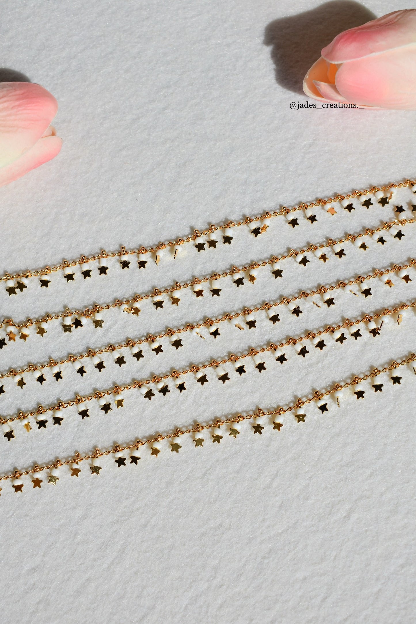 Cavigliera con stelline e perline bianche