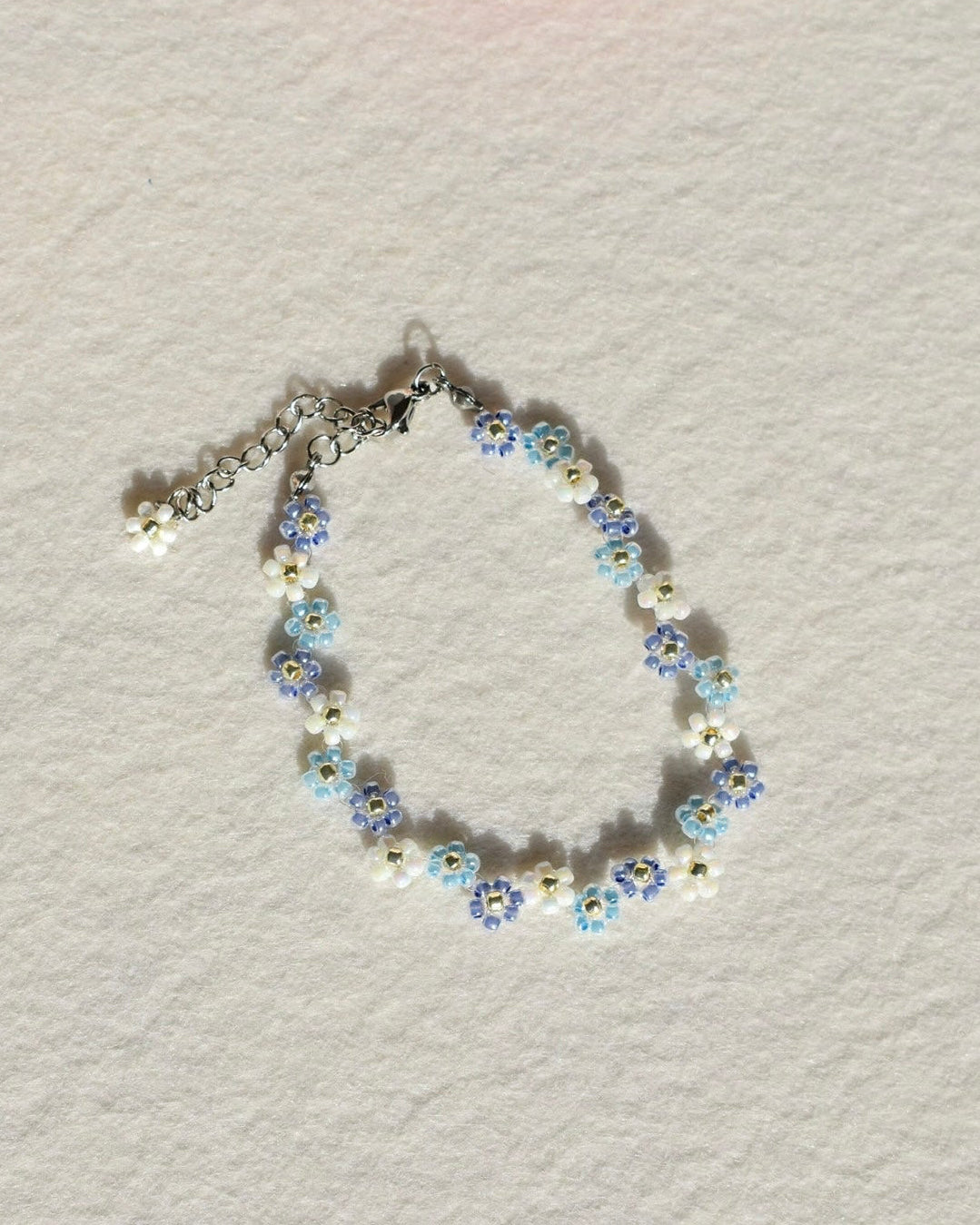 Bracciale floreale azzurro argentato
