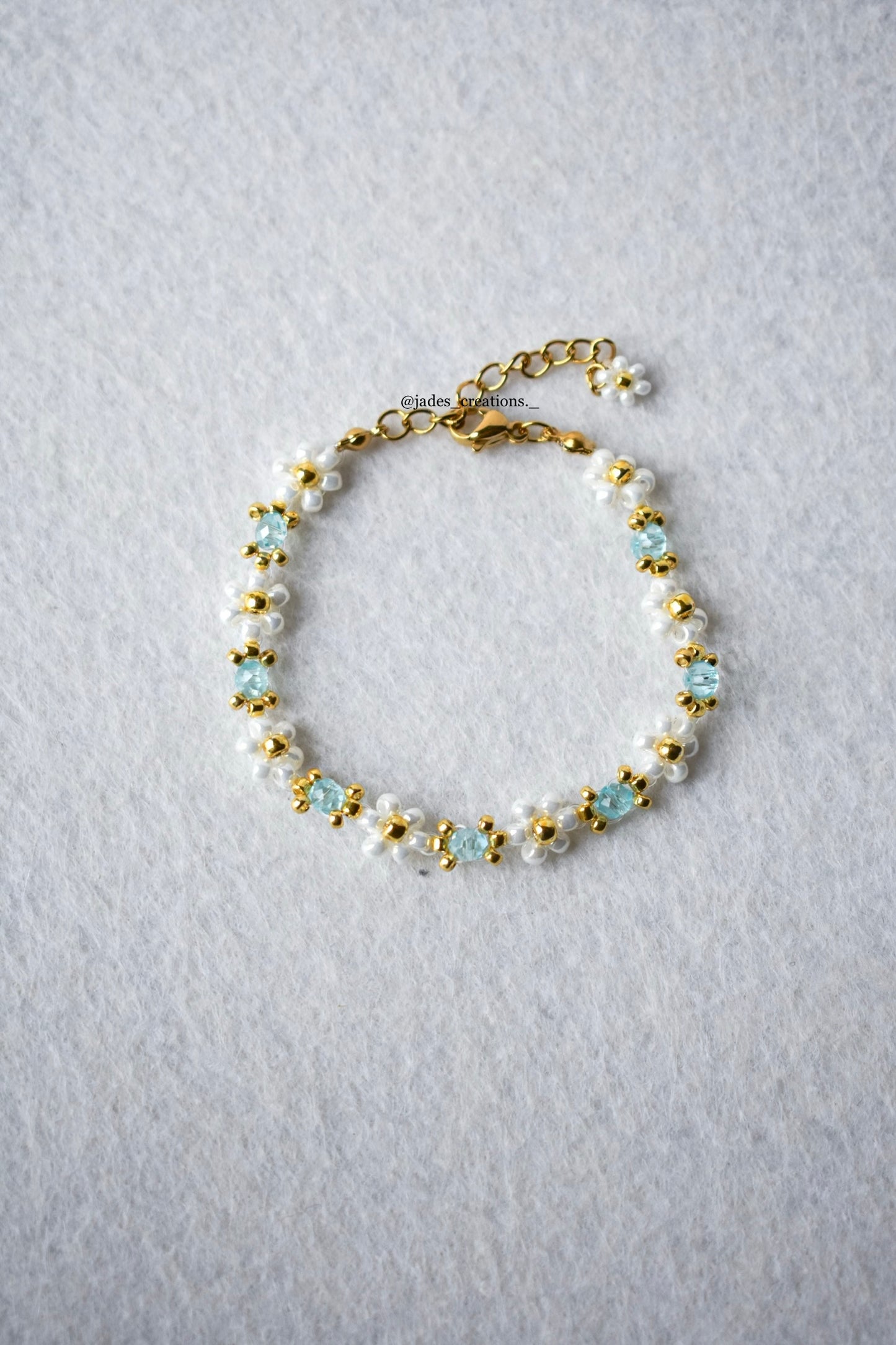 Bracciale floreale margherite perline azzurre trasparenti