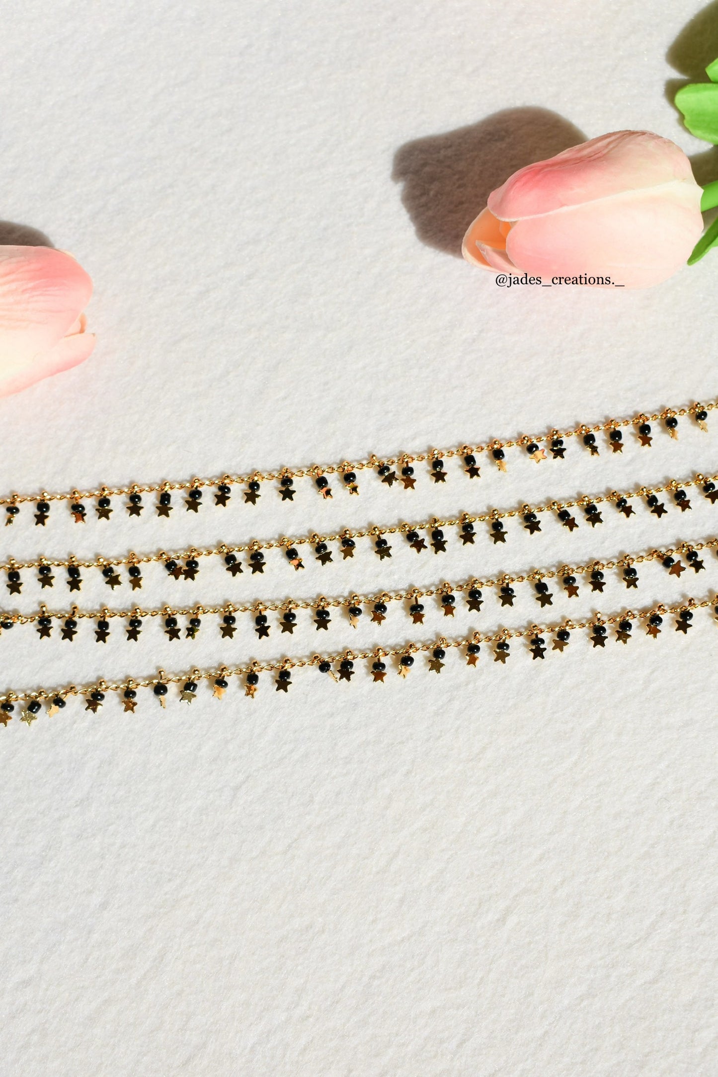 Cavigliera con stelline e perline nere