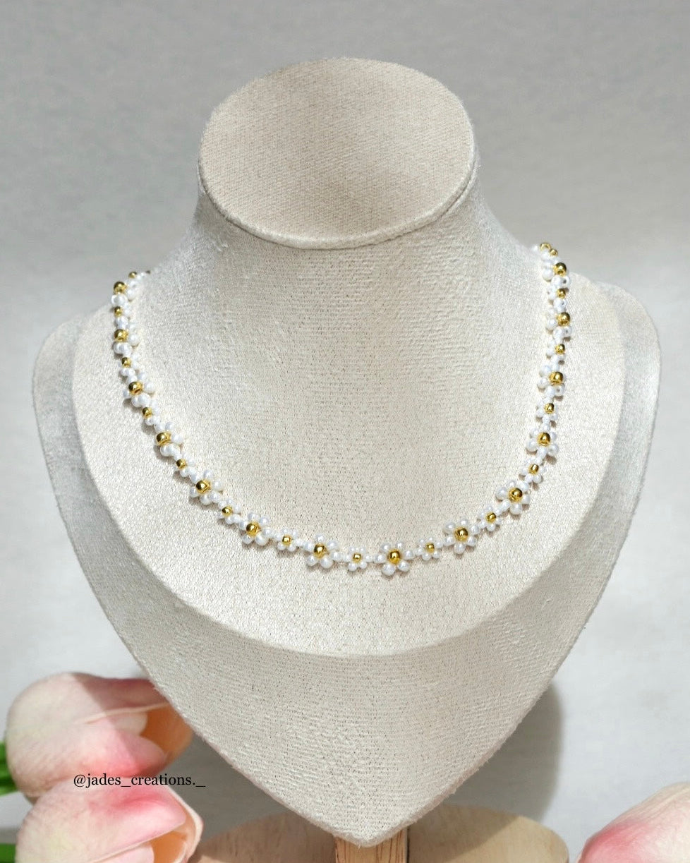 Collana Flora con fiori bianchi