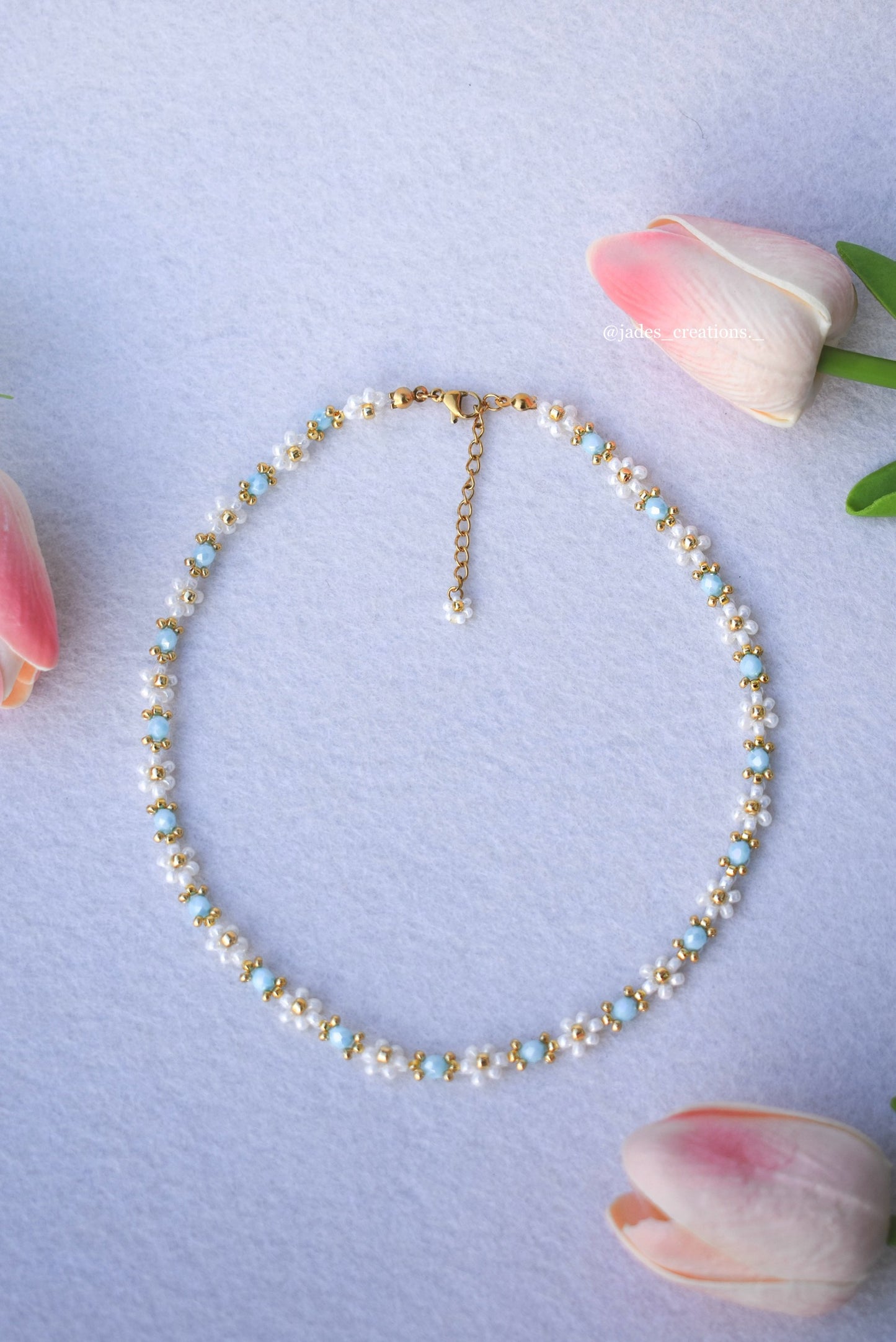 Collana Margherite girocollo con perline azzurre