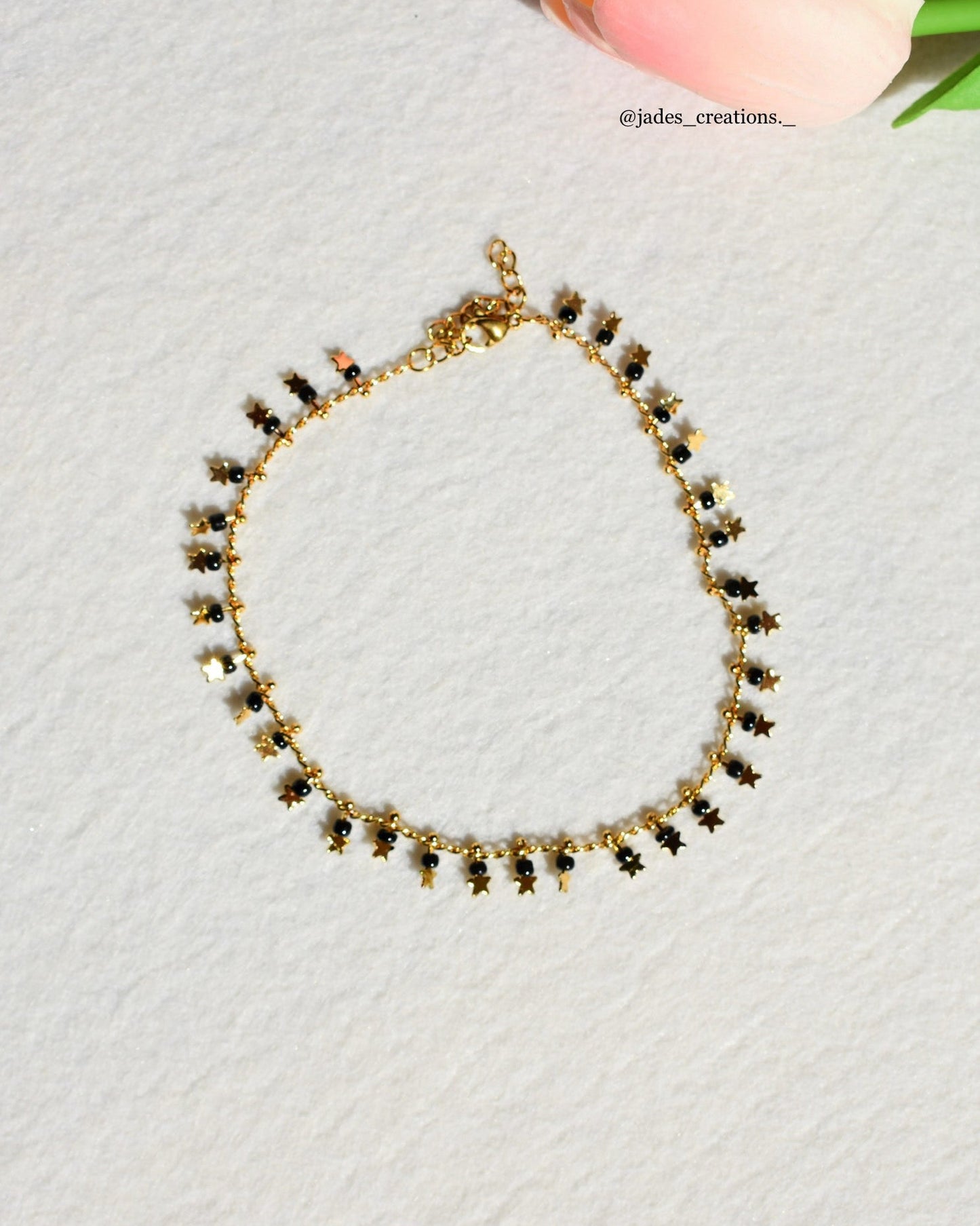 Cavigliera con stelline e perline nere